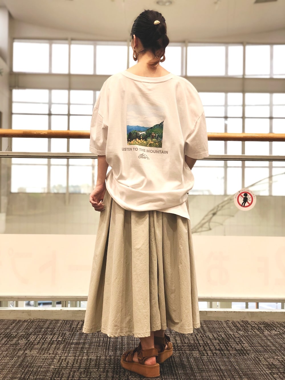 「バックプリント、ビッグシルエット、オーバーサイズ、ワントーンコーデ、CAMP7、たまねぎヘアー、ナイロンスカート、いいね、save、フォローお願いします🤑、コメント気軽にどうぞ！、シャカサンダル」｜「CAMP7の【CAMP7】水彩タッチＴシャツ（Tシャツ/カットソー、ホワイト系）」を使った、reikawwwさん（レディース・164cm）の夏コーディネートの1枚目の写真