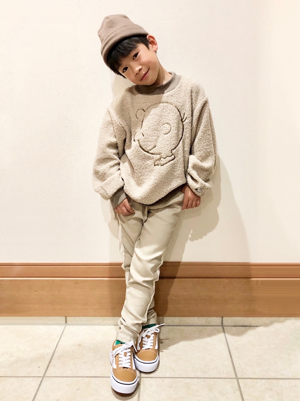 「カフェオレコーデ、ワントーンコーデ、スヌーピー、ボア、ベージュ、VANS OLDSKOOL、シナモン、裏起毛スウェット、裏起毛パンツ、ニット帽」｜「BACK NUMBERの【BACK NUMBER】無地カラーワッチ（ニットキャップ/ビーニー、ベージュ系）」を使った、reikawwwさん（キッズ・120cm）の秋コーディネートの1枚目の写真