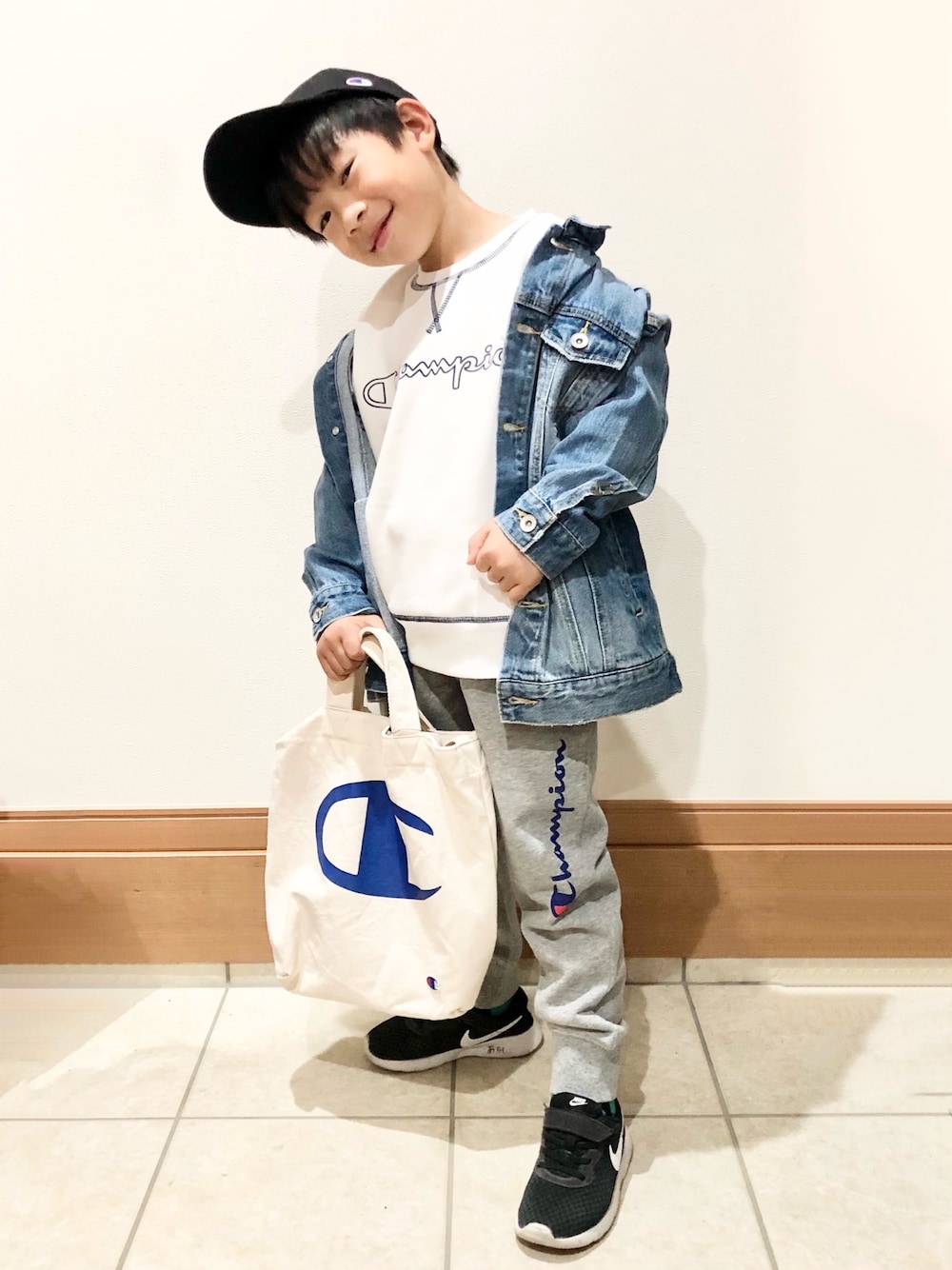 「Champion、スウェット、スウェットパンツ、ジージャン、スゥエットコーデ、カジュアルコーデ、休日スタイル、生意気コーデ、インスタやってます、ジョガーパンツ」｜「Championの【Champion】ポイント配色クルーネックトレーナー（スウェット、ホワイト系）」を使った、reikawwwさん（キッズ・120cm）の秋コーディネートの1枚目の写真
