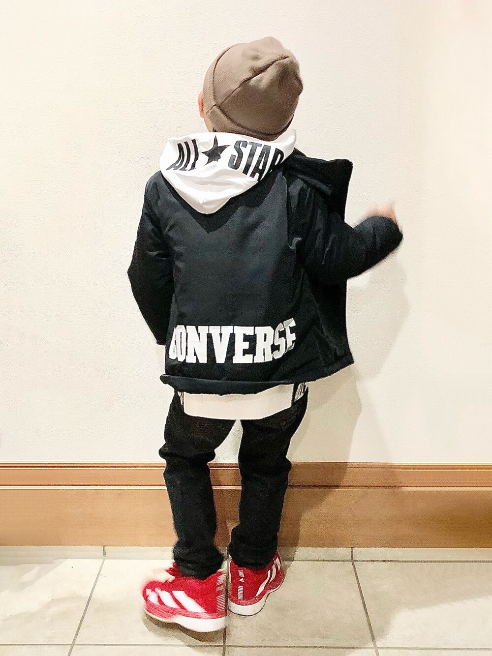 「年末WEAR感謝祭、コンバース、オールスター、ブラック×ホワイト、モノトーンコーデ、アウター、ブラックデニム、ニット帽、アディダススニーカー、インスタやってます」｜「CONVERSEの【CONVERSE】中綿切替ジャケット（ダウンジャケット/コート、ブラック系）」を使った、reikawwwさん（キッズ・120cm）の冬コーディネートの1枚目の写真