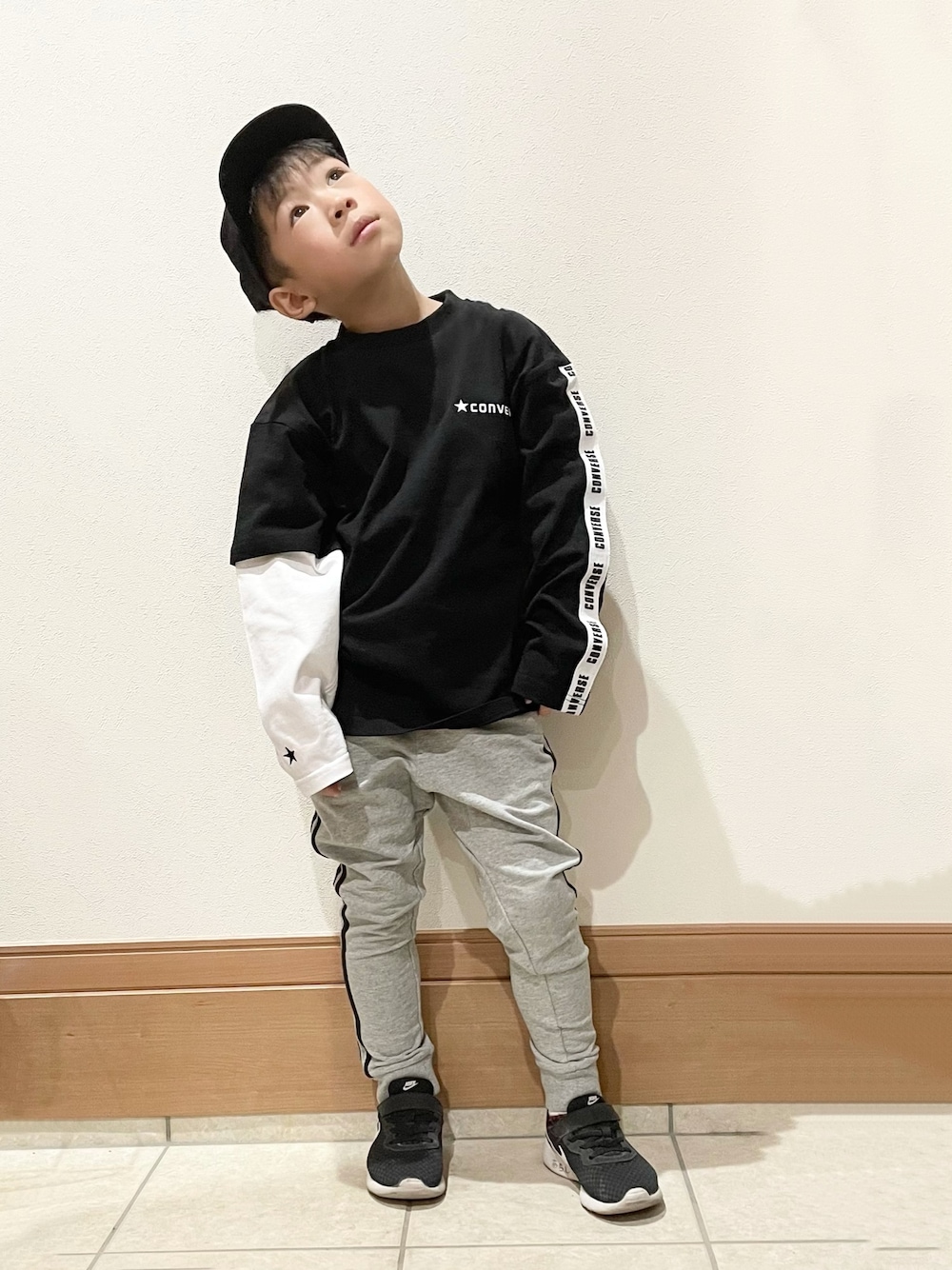 「私の推しブランド、スポーツミックス、コンバース、ライトオン、ライン入りパンツ、モノトーン、いいね＆フォロー よろしくお願いします！、インスタやってます、ナイキスニーカー、デザイントップス」｜「CONVERSEの【CONVERSE】レイヤードロンT（Tシャツ/カットソー、ブラック系）」を使った、reikawwwさん（キッズ・120cm）の冬コーディネートの1枚目の写真
