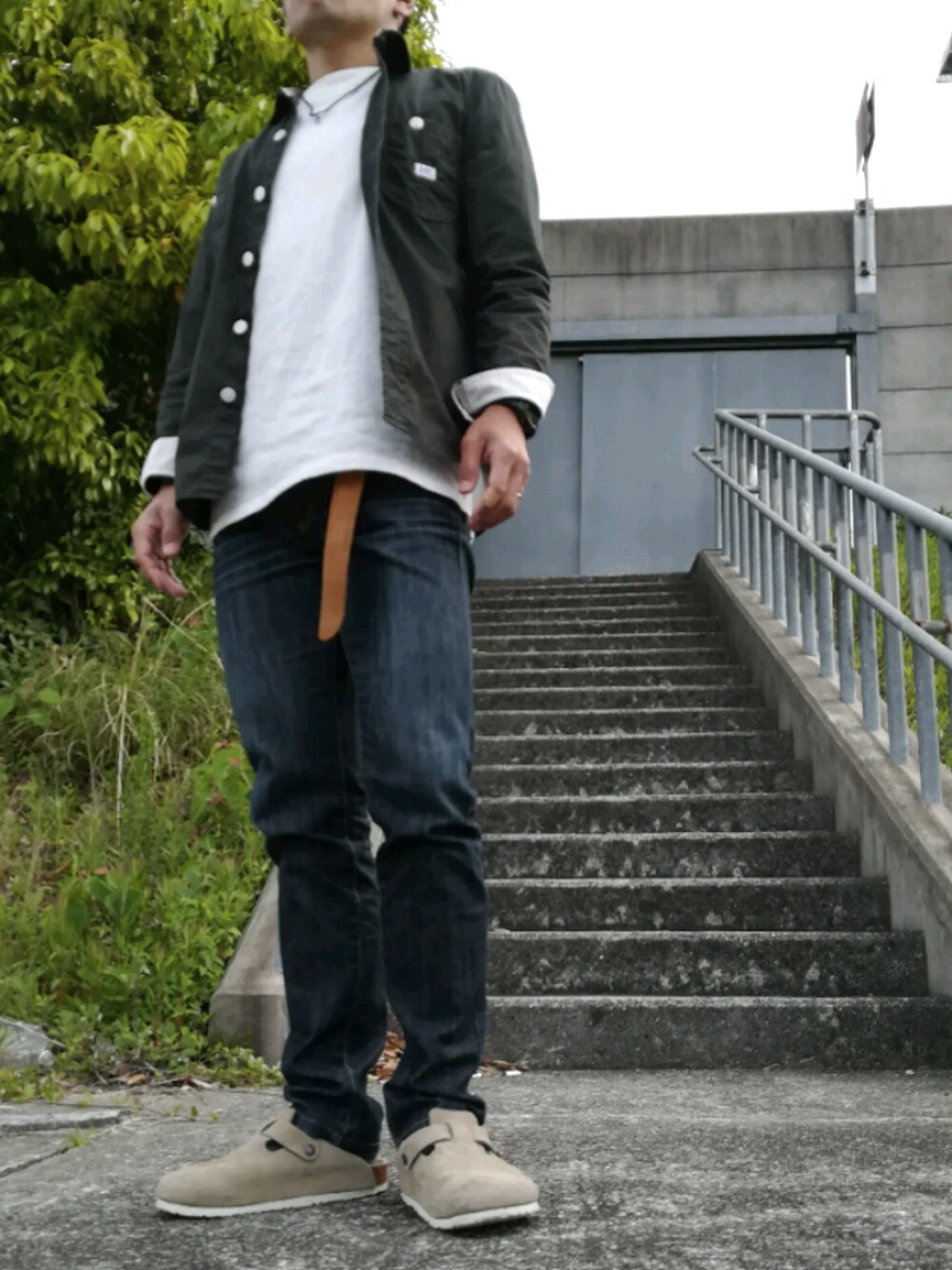 「肌ウーノ、PR、休日スタイル、ラフ、デニム、birkenstock、レイヤードスタイル、ビッグシルエット」｜「WEGOのWEGO/ドロップショルダーフットボール5分袖Tシャツ（Tシャツ/カットソー、ホワイト系）」を使った、morikoさん（メンズ・167cm）の春コーディネートの1枚目の写真