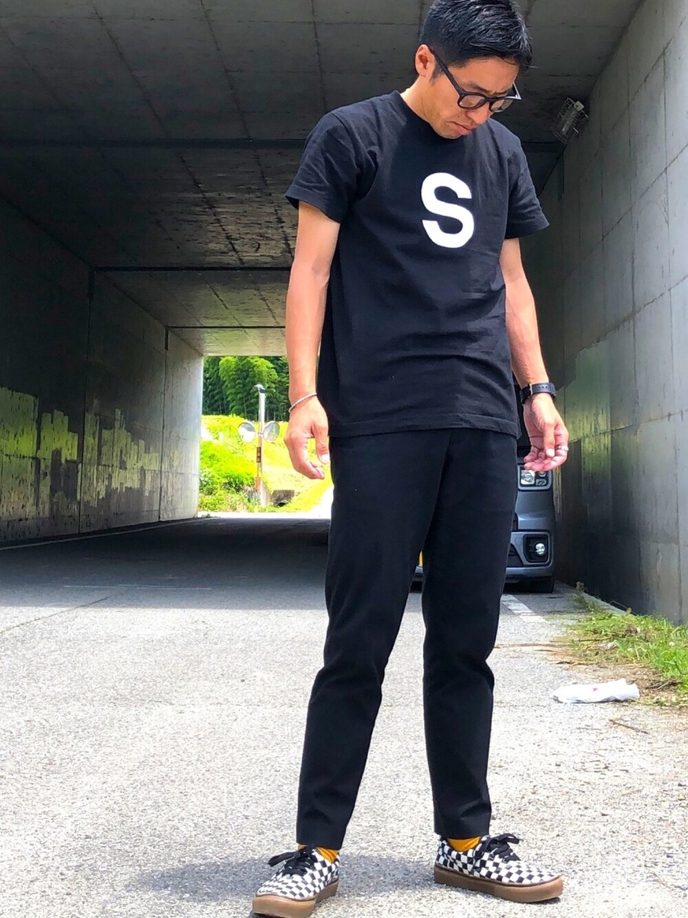 「夏コーデ、スニーカー、モノトーンコーデ、さしいろ、シンプル、ブラック、夏だ！Tシャツ着よう！、黒Tシャツ、VANS、チェッカーフラッグ」｜「UNIQLOのイージーアンクルパンツ（ウールライク・センタープレス・レングス68～72cm）（その他パンツ、ブラック系）」を使った、morikoさん（メンズ・167cm）の夏コーディネートの1枚目の写真