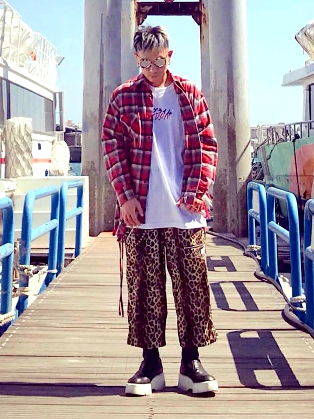 「FACETASM、AES、JULIUS、julius_7、ootd、streetfashion、streetsnap、streetstyle」｜「FACETASMのアイテム（シャツ/ブラウス、レッド系）」を使った、DJ Mykal a.k.a.林哲儀さん（メンズ・174cm）の秋コーディネートの1枚目の写真
