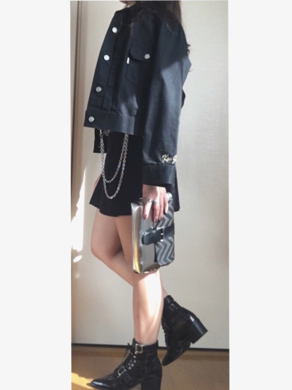 ブラック系のジャケット/アウター、その他のクラッチバッグ、ブラック系のシューズを着用したレディースの秋コーディネートの1枚目の写真