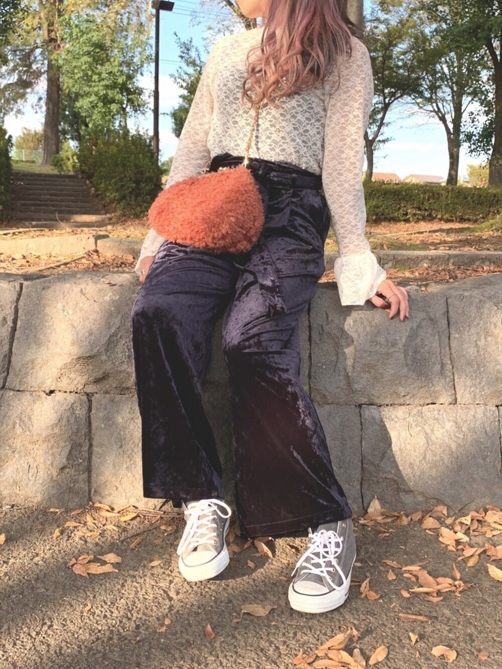「秋コーデ、ファーバッグ、シンプル、converse、GU、アースミュージック＆エコロジー、公園デート、休日スタイル、ショルダーバッグ、フリルブラウス」｜「earth music&ecologyのアイテム（シャツ/ブラウス、ホワイト系）」を使った、Süさん（レディース・153cm）の秋コーディネートの1枚目の写真