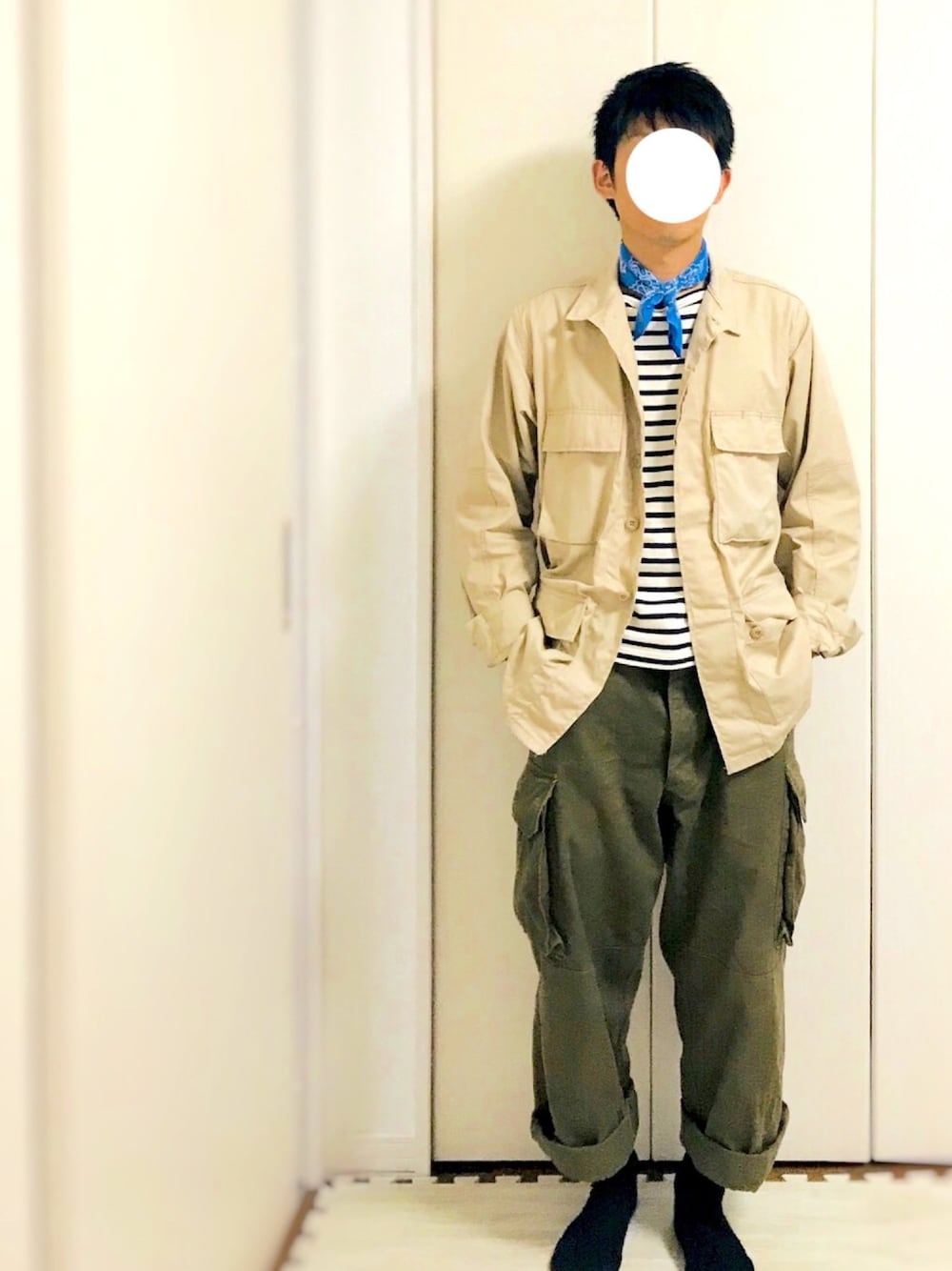 その他のカーゴパンツ、ベージュ系のジャケット/アウター、ホワイト系のTシャツ/カットソーを着用したメンズの秋コーディネートの1枚目の写真