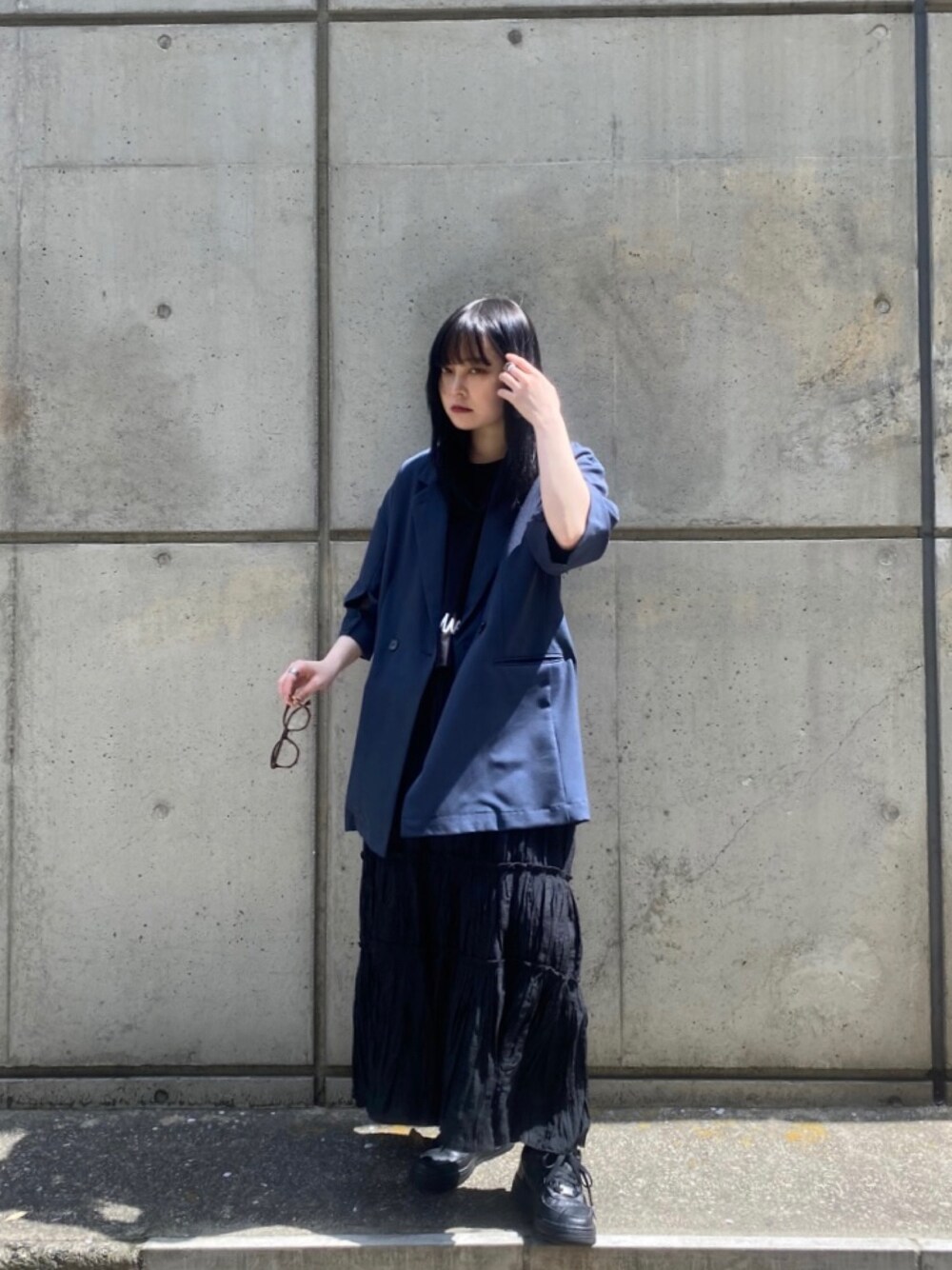 「はるコーデ、夏コーデ、Lui's、ルイス(Lui's)、luisfemme、春コーデ、ジャケットスタイル、ジャケット、ジャケットコーデ、スカート」｜「Lui'sのワッシャーティアードロングスカート（スカート、ブラック系）」を使った、Lilyeeさん（レディース・157cm）の春コーディネートの1枚目の写真
