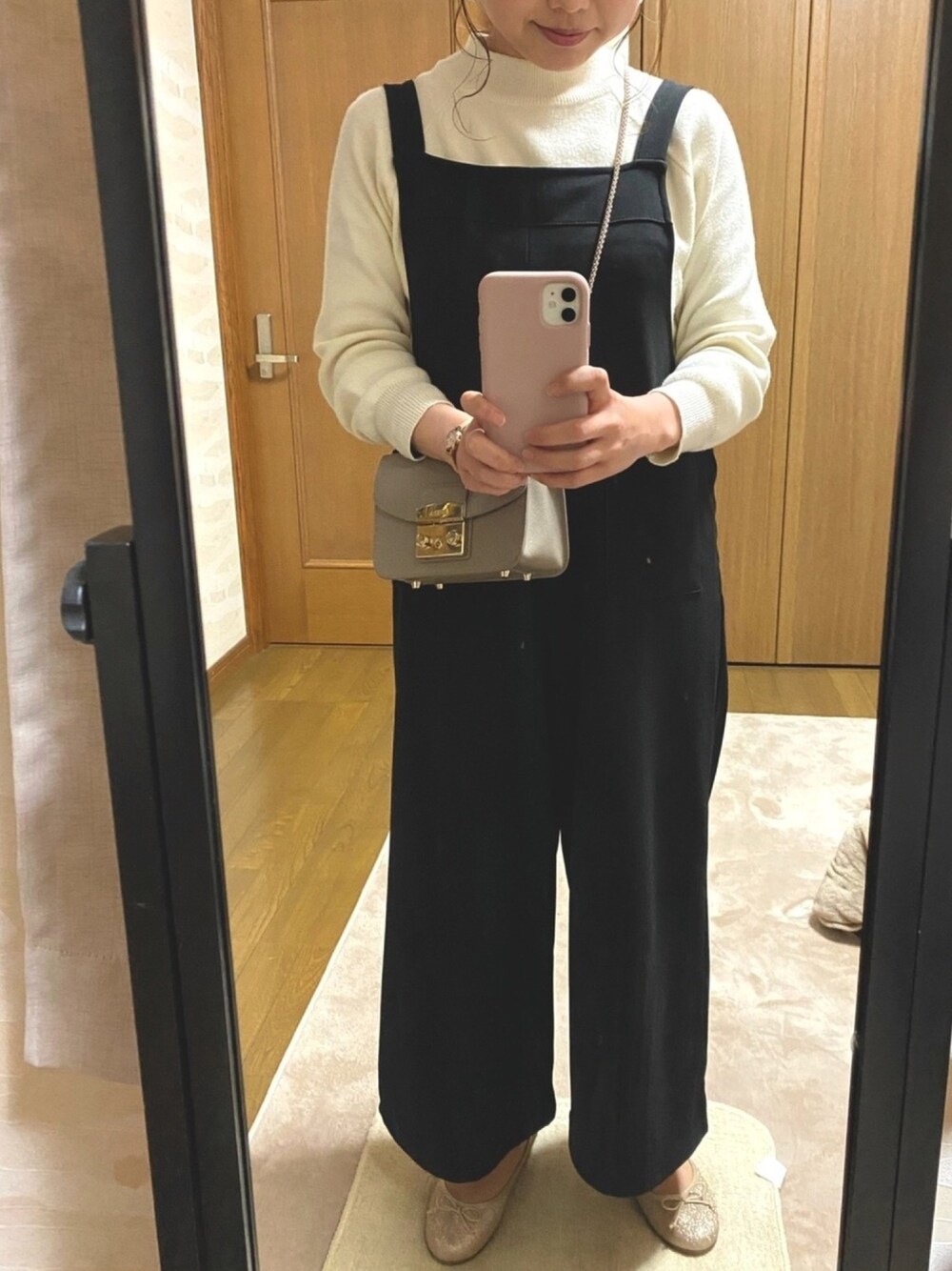 「オールインワン、神戸レタス、白ニット、センスオブプレイス、ゴールドパンプス、チェーンバッグ、モノトーンコーデ、休日コーデ、低身長コーデ」｜「KOBE LETTUCEのポケット付きオールインワン（つなぎ/オールインワン、ブラック系）」を使った、chinaさん（レディース・149cm）の春コーディネートの1枚目の写真