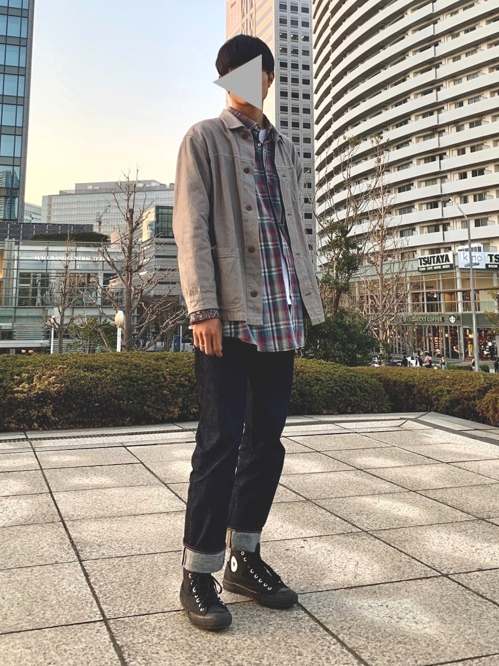 ホワイト系のTシャツ/カットソー、ブルー系のデニムパンツ、ブラック系のスニーカーを着用したメンズの春コーディネートの1枚目の写真