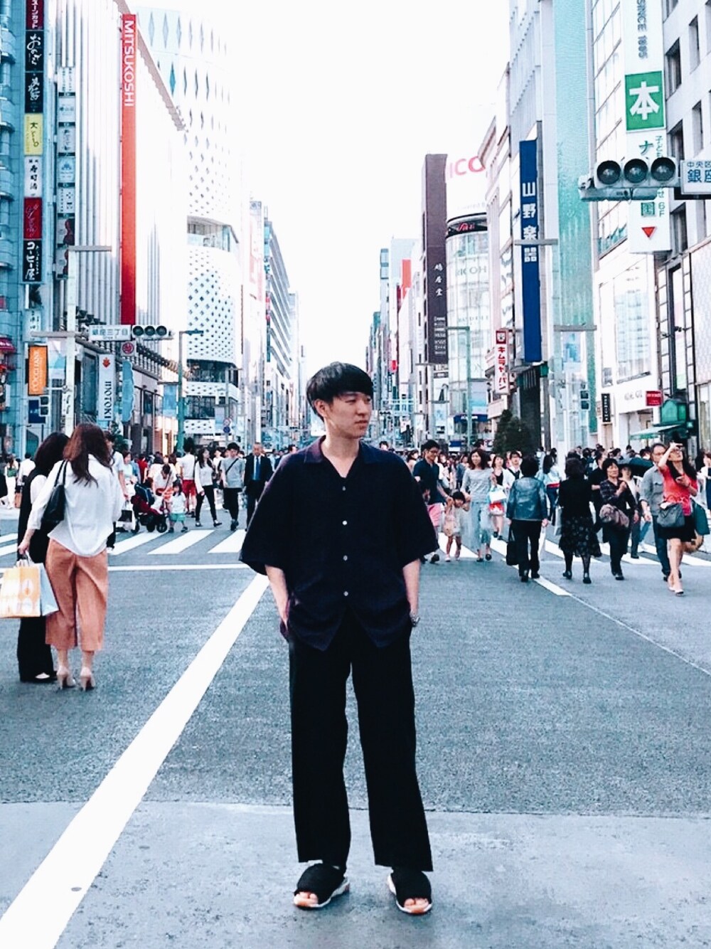 「ootd、URU、THEE、ORPHIC、ブラック、パープル、おしゃれさんと繋がりたい」｜「URUのアイテム（シャツ/ブラウス、パープル系）」を使った、Tetsuyaさん（メンズ・169cm）の春コーディネートの1枚目の写真