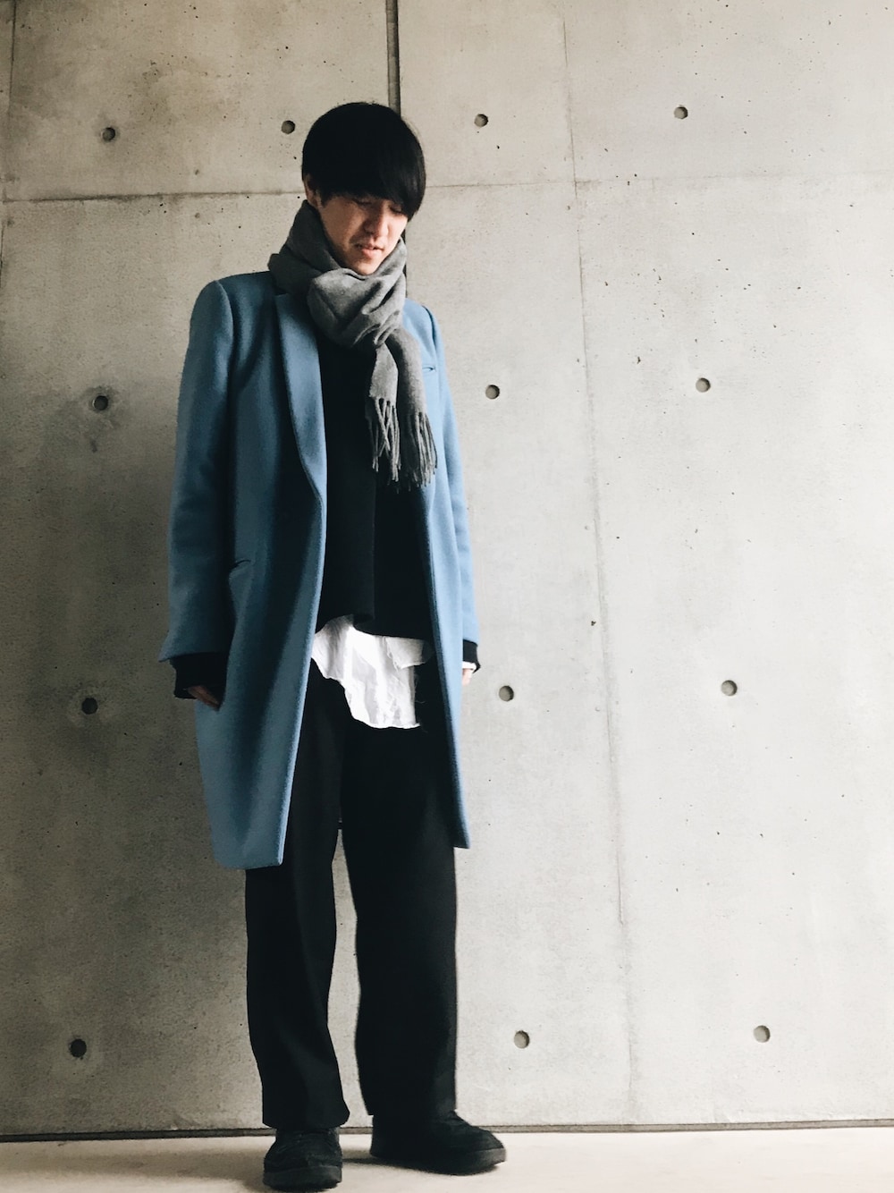 「冬コーデ、おしゃれさんと繋がりたい、ワイドパンツ、休日スタイル」｜「Acne Studiosのアイテム（マフラー、グレー系）」を使った、Tetsuyaさん（メンズ・169cm）の冬コーディネートの1枚目の写真