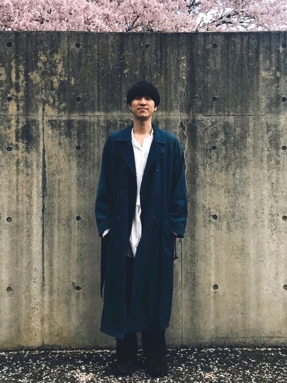 「春コーデ、お洒落さんとつながりたい、シンプルコーデ」｜「WhoWhatのアイテム（トレンチコート、ブルー系）」を使った、Tetsuyaさん（メンズ・169cm）の春コーディネートの1枚目の写真