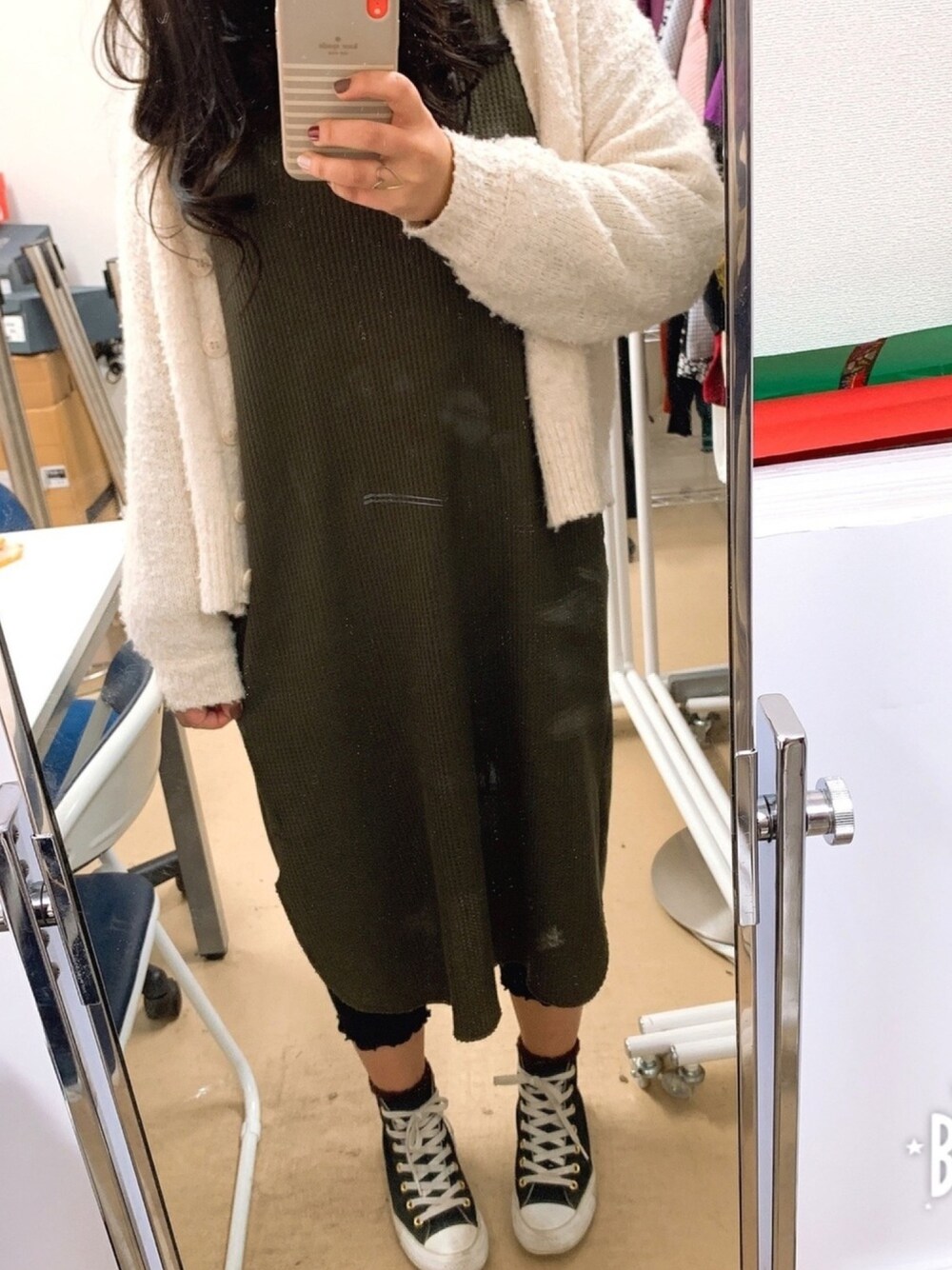 ホワイト系のカーディガン/ボレロ、ブラック系のスニーカー、グリーン系のワンピースを着用したレディースの冬コーディネートの1枚目の写真