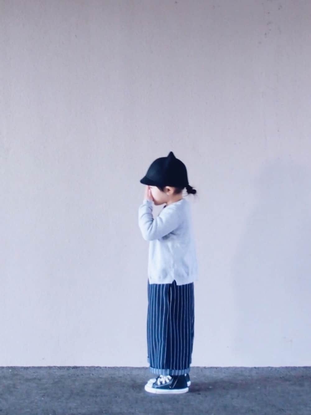 「キッズコーデ、プチプラコーデ、シンプル、サロペット、ネコ、ハイカットスニーカー、4歳、女の子、カジュアル、kidsfashion」｜「ZARA KIDSのアイテム（帽子、ブラック系）」を使った、𝑀𝐼𝑁さん（キッズ・100cm）の春コーディネートの1枚目の写真