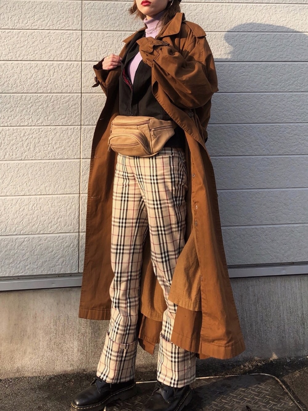 「古着、used、burberry、トレンチコート、ママコーデ」｜「Dr. MartensのDr.Martens / 1460 8EYEBOOT_mtn（ブーツ、ブラック系）」を使った、▼ucaさん（レディース・160cm）の春コーディネートの1枚目の写真
