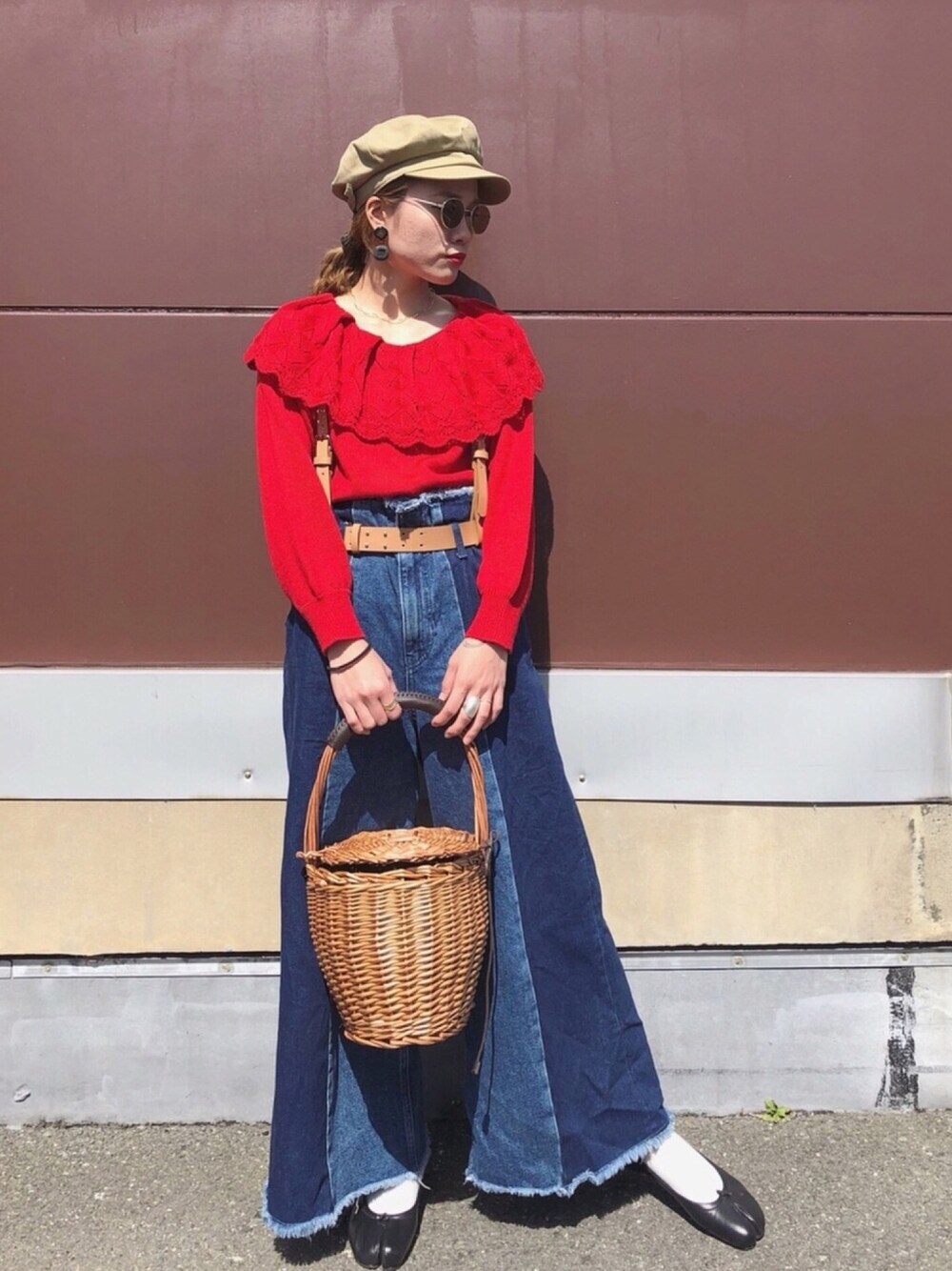「春コーデ、カジュアルコーデ、大人カジュアル、デニムパンツ、きれいめカジュアル、ナチュラル、赤、ワイドパンツ、かごバッグ、ママコーデ」｜「Maison MargielaのMaison Margiela - 足袋スタイル フラットシューズ - women - レザー - 35（バレエシューズ、ブラック系）」を使った、▼ucaさん（レディース・160cm）の春コーディネートの1枚目の写真