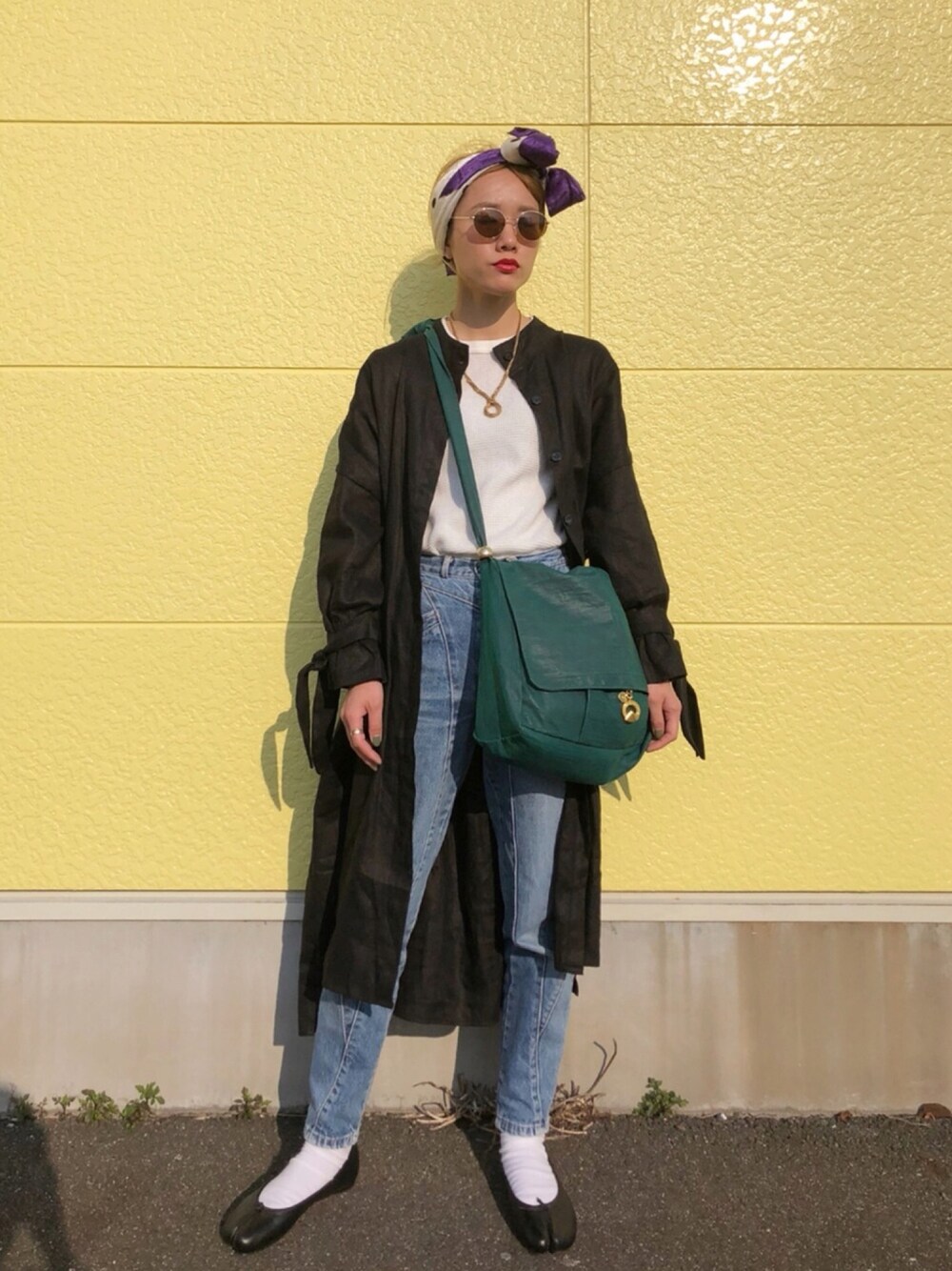 「春コーデ、大人カジュアル、ママコーデ、デニムパンツ、古着、used、vintage、スカーフ」｜「Maison MargielaのMaison Margiela - 足袋スタイル フラットシューズ - women - レザー - 35（バレエシューズ、ブラック系）」を使った、▼ucaさん（レディース・160cm）の春コーディネートの1枚目の写真