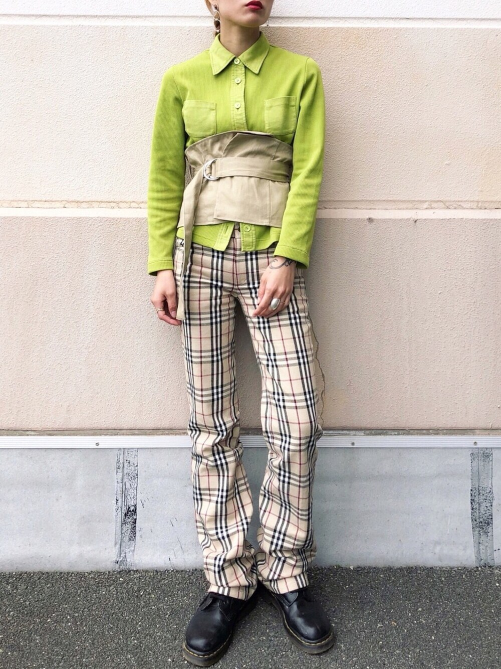「古着、used、vintage、春、パンツスタイル、GU、ママコーデ」｜「Dr. MartensのDr.Martens / 1460 8EYEBOOT_mtn（ブーツ、ブラック系）」を使った、▼ucaさん（レディース・160cm）の春コーディネートの1枚目の写真