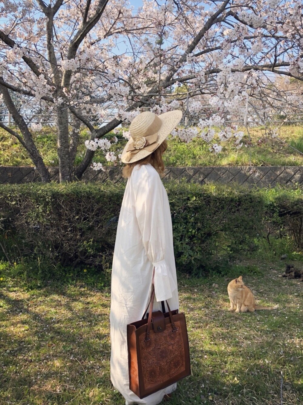 「古着、used、vintage、シンプルコーデ、春、お洒落さんとつながりたい、休日スタイル、カジュアル、ママコーデ、はるコーデ」｜「6のアイテム（ワンピース、ホワイト系）」を使った、▼ucaさん（レディース・160cm）の春コーディネートの1枚目の写真