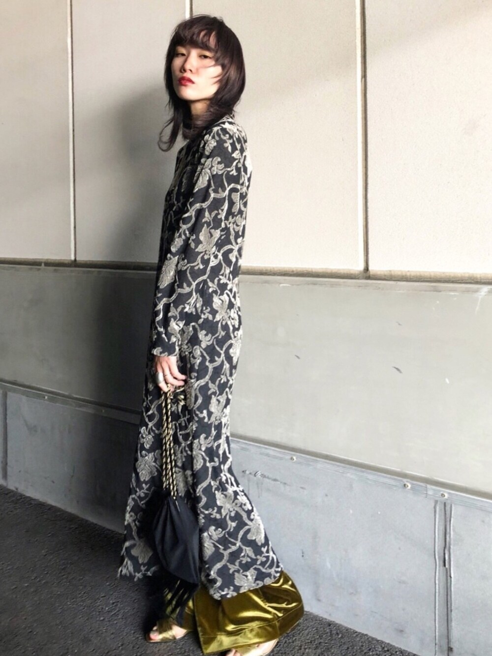 「古着、used、vintage、巾着バッグ、春コーデ、シンプルコーデ、プチプラ、キレイめ、グレー、ママコーデ」｜「UNIQLOのアイテム（パンツ、グリーン系）」を使った、▼ucaさん（レディース・160cm）の春コーディネートの1枚目の写真