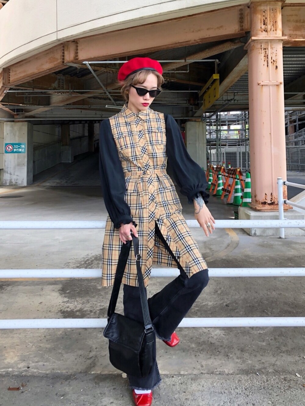 「古着、used、デニム、休日コーデ、春、fashion、ブラウス、おしゃれさんと繋がりたい、ママコーデ、休日スタイル」｜「H&Mのアイテム（デニムパンツ、ブラック系）」を使った、▼ucaさん（レディース・160cm）の春コーディネートの1枚目の写真