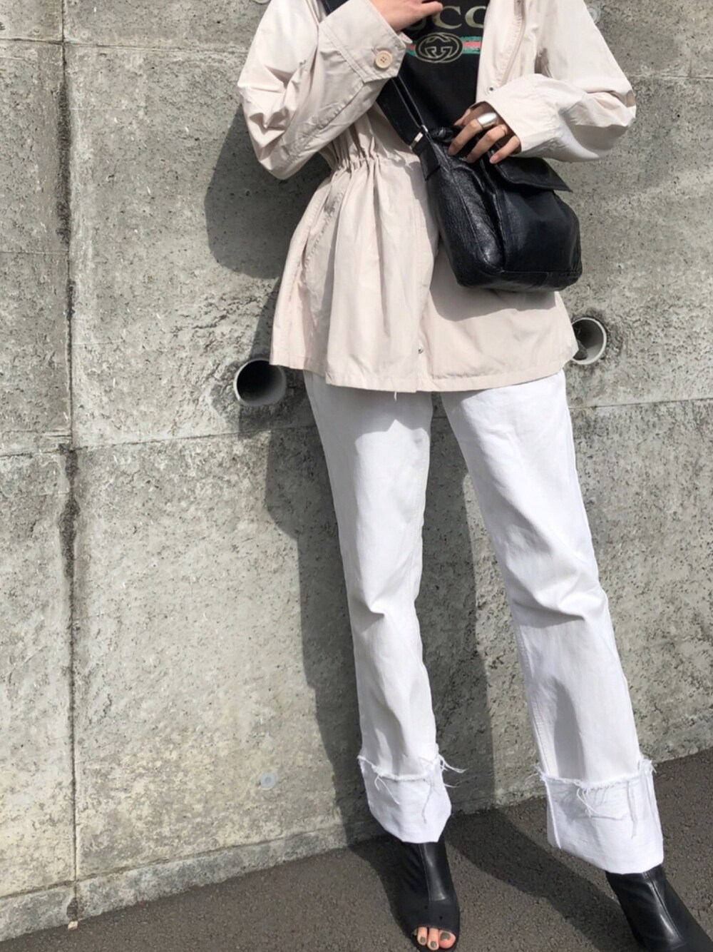 「古着、used、vintage、ラクチンコーデ、お洒落さんとつながりたい、ホワイト、ママコーデ」｜「GUCCIのGucci - ロゴ Tシャツ - men - コットン - XL（Tシャツ/カットソー、ブラック系）」を使った、▼ucaさん（レディース・160cm）の春コーディネートの1枚目の写真