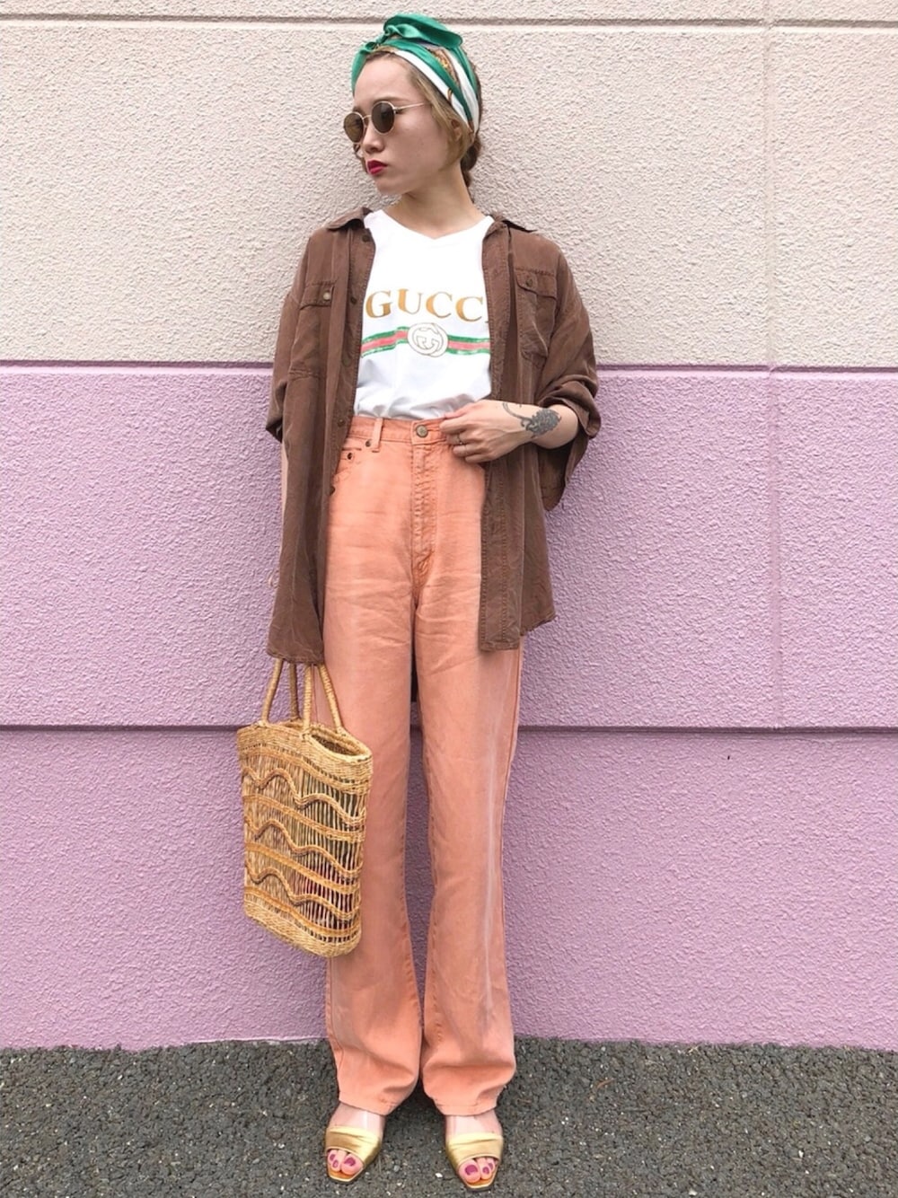 「古着、used、vintage、オトナカジュアル、春夏コーデ、白Tシャツ、ハイウエスト、古着MIX、ママコーデ、カジュアル」｜「VINTAGEのアイテム（サンダル、ゴールド系）」を使った、▼ucaさん（レディース・160cm）の夏コーディネートの1枚目の写真