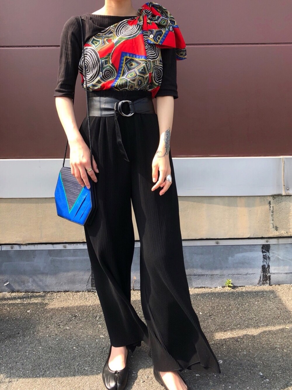 「古着、used、vintage、シンプル、大人カジュアル、ワイドパンツ、バレエシューズ、ワンショルダー、ブラウス、ママコーデ」｜「Jim Thompsonのアイテム（ショルダーバッグ、ブラック系）」を使った、▼ucaさん（レディース・160cm）の夏コーディネートの1枚目の写真