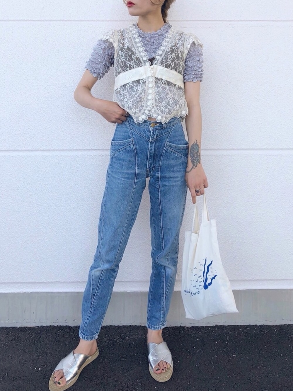 「古着、used、vintage、カジュアル、夏コーデ、プチプラコーデ、サンダル、パンツスタイル、ビスチェ、ママコーデ」｜「LOWRYS FARMのアツゾコクロスサンダル　780298（サンダル、シルバー系）」を使った、▼ucaさん（レディース・160cm）の夏コーディネートの1枚目の写真