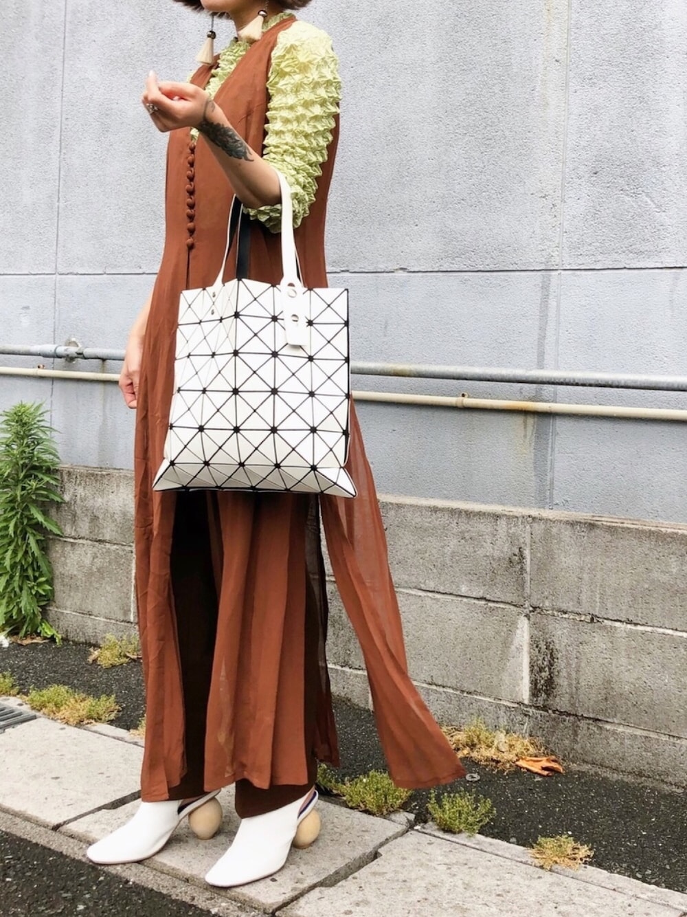 「きれいめカジュアル、オトナ女子、シンプル、古着、used、vintage、ママコーデ」｜「BAO BAO ISSEY MIYAKEのBao Bao Issey Miyake - Lucent トートバッグ - women - PVC - ワンサイズ（トートバッグ、ホワイト系）」を使った、▼ucaさん（レディース・160cm）の夏コーディネートの1枚目の写真