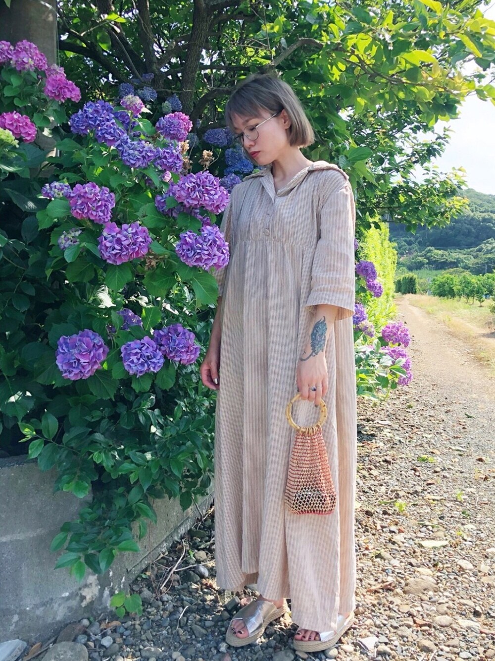 「古着、used、vintage、カジュアルコーデ、ラクチンコーデ、シンプルコーデ、ママコーデ、シンプル」｜「LOWRYS FARMのアツゾコクロスサンダル　780298（サンダル、シルバー系）」を使った、▼ucaさん（レディース・160cm）の夏コーディネートの1枚目の写真