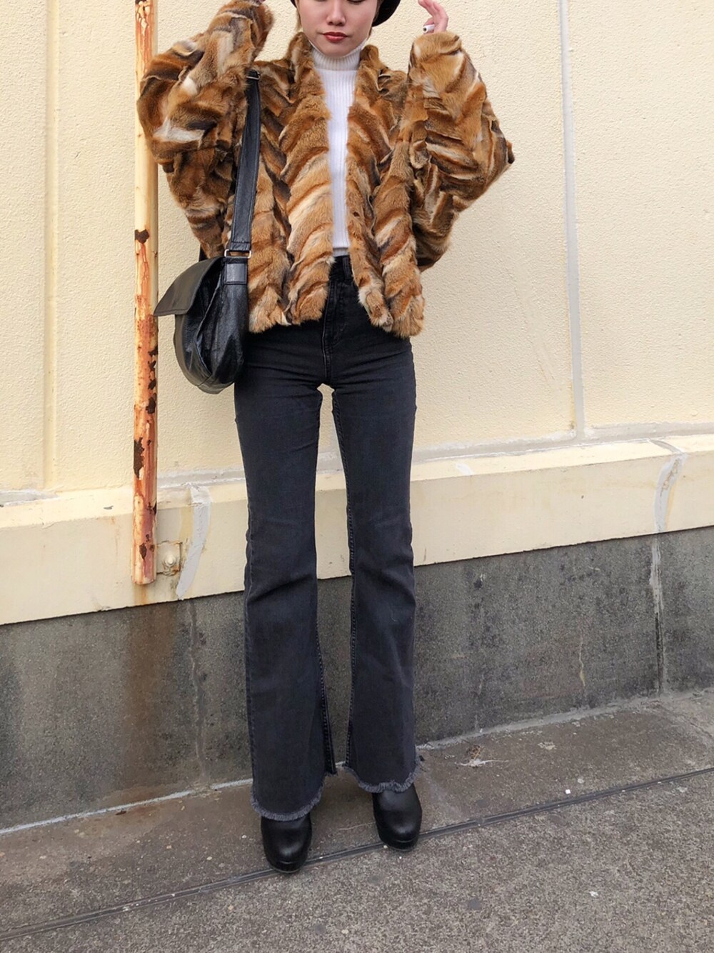 「古着、used、vintage、大人カジュアル、デニムパンツ、白ニット、ショートブーツ、ハイネック、冬」｜「H&Mのアイテム（デニムパンツ、ブラック系）」を使った、▼ucaさん（レディース・160cm）の冬コーディネートの1枚目の写真