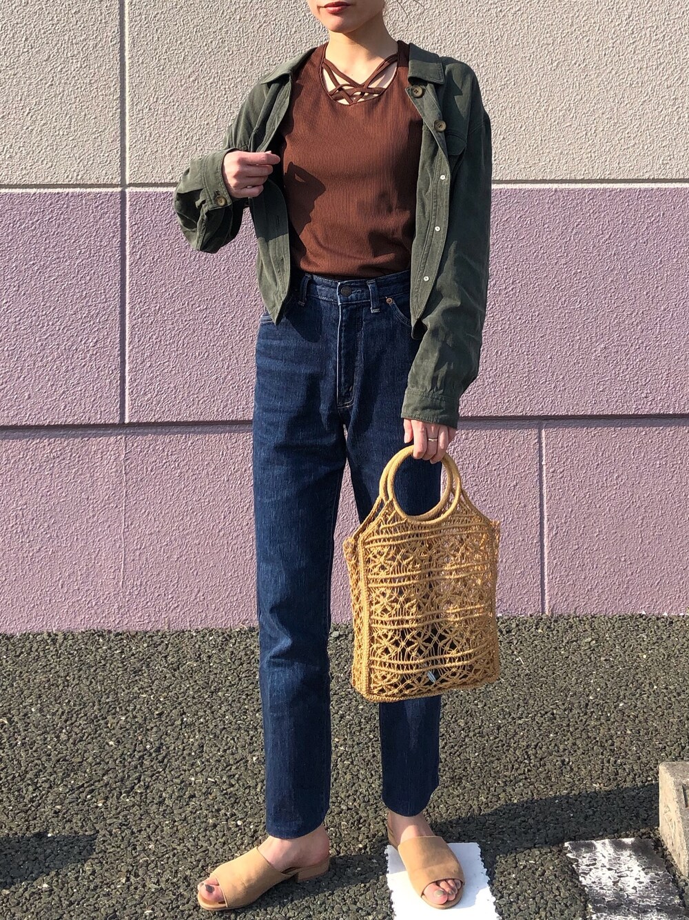 「シンプル、パンツスタイル、ラクチンコーデ、おしゃれさんと繋がりたい、はるコーデ、デニム、カジュアル、プチプラ、春コーデ」｜「usedのアイテム（Tシャツ/カットソー、ブラウン系）」を使った、▼ucaさん（レディース・160cm）の春コーディネートの1枚目の写真