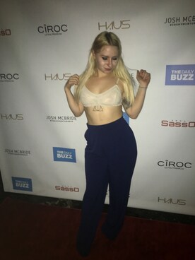 「EXPRESS（エクスプレス）のアイテム（パンツ）」を使った、Emilia Caitlyn Rothさん（レディース・153cm）の秋コーディネート