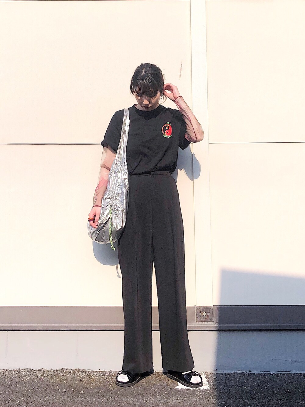 「カジュアルコーデ、レイヤードスタイル、オールブラック、黒、ワイドパンツ、サンダルに靴下、ママコーデ、休日コーデ、パンツスタイル、韓国ファッション」｜「X-girlのYING YANG S/S MENS TEE（Tシャツ/カットソー、ブラック系）」を使った、misaki.さん（レディース・165cm）の春コーディネートの1枚目の写真