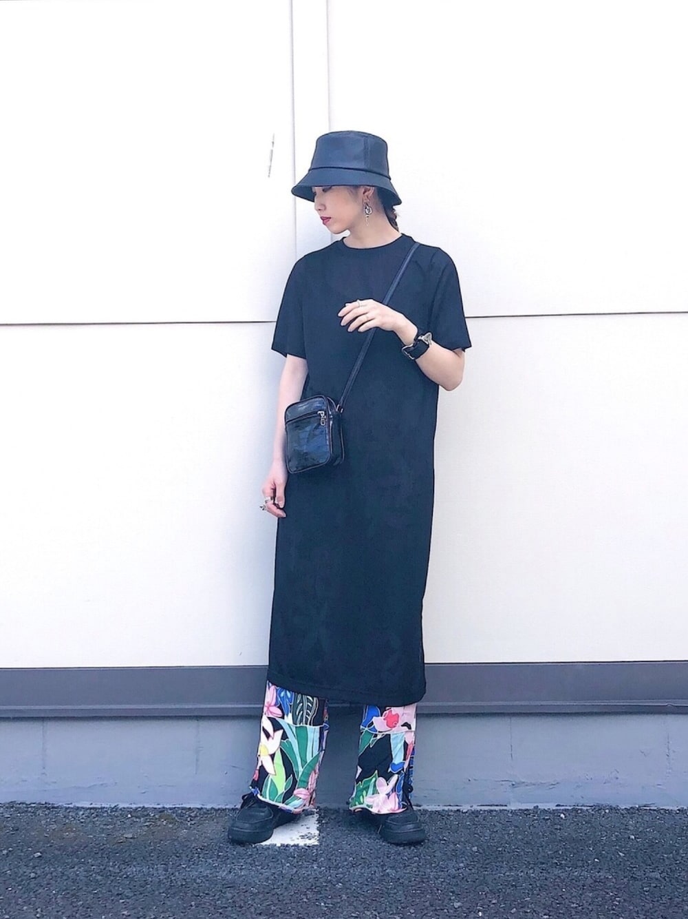 「夏コーデ、フレアパンツ、ラクチンコーデ、Tシャツワンピ、柄パンツ、バケットハット、モノトーン、ママコーデ、公園スタイル、おうちファッション」｜「JEANASISのシアースリットBIGTEEワンピース/885481（ワンピース、ブラック系）」を使った、misaki.さん（レディース・165cm）の春コーディネートの1枚目の写真