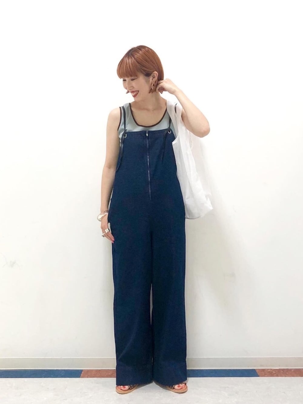 「カジュアル、デニムサロペット、ママコーデ、ラクチンコーデ、夏コーデ、エコバッグ、ラフコーデ」｜「JEANASISのデニムZIPワイドサロペ/894284（デニムパンツ、ブルー系）」を使った、misaki.さん（レディース・165cm）の夏コーディネートの1枚目の写真