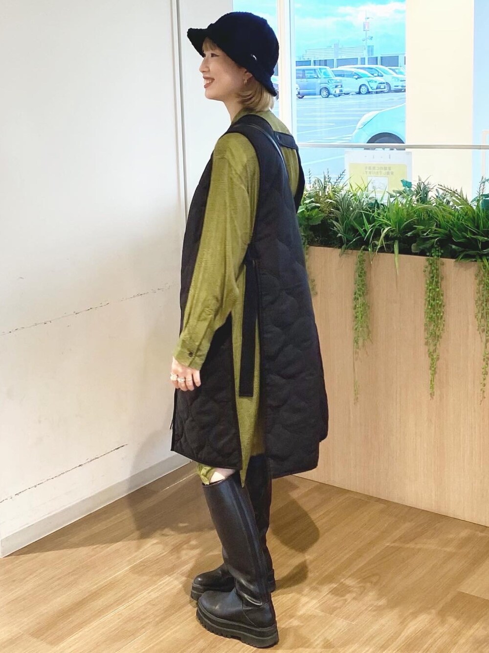 「マタニティ、ママコーデ、カジュアル、ストリートMIX、シャツワンピ、ベスト、ロングブーツ、バケットハット」｜「JEANASISのアイテム（ベスト、ブラック系）」を使った、misaki.さん（レディース・165cm）の冬コーディネートの1枚目の写真