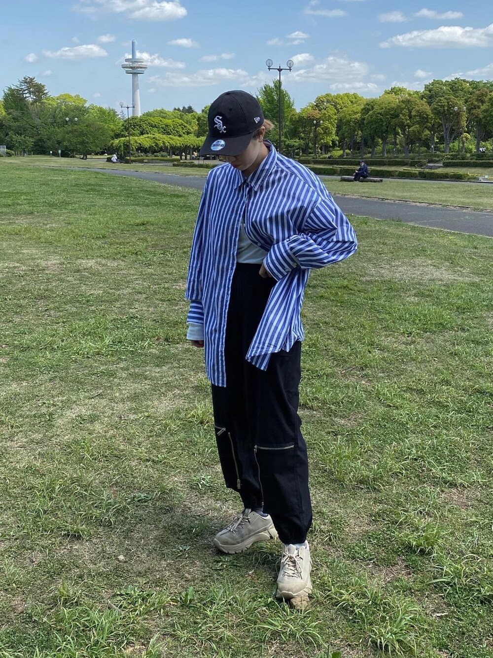 「韓国ファッション、GU、シャツ、ストライプシャツ、NEW ERA、ママファッション、スニーカー、キャップ」｜「GUのアイテム（シャツ/ブラウス、ブルー系）」を使った、misaki.さん（レディース・165cm）の春コーディネートの1枚目の写真