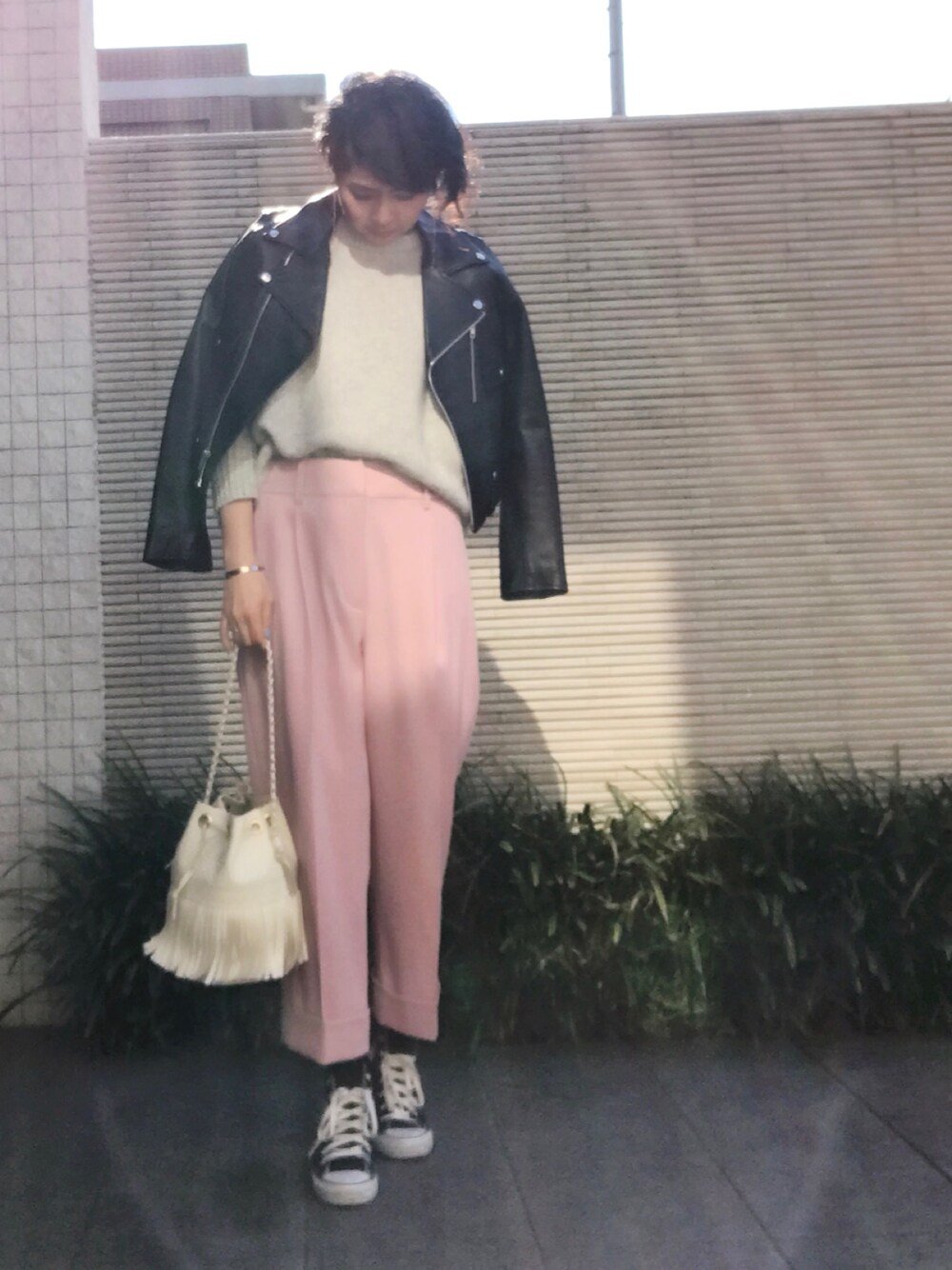 「オトナカジュアル、春コーデ、大人カジュアル、outfit、ピンク、ライダース、IENA、converse、JMDAVIDSON」｜「LE JUNのアイテム（ライダースジャケット、ブラック系）」を使った、JJさん（レディース・165cm）の冬コーディネートの1枚目の写真