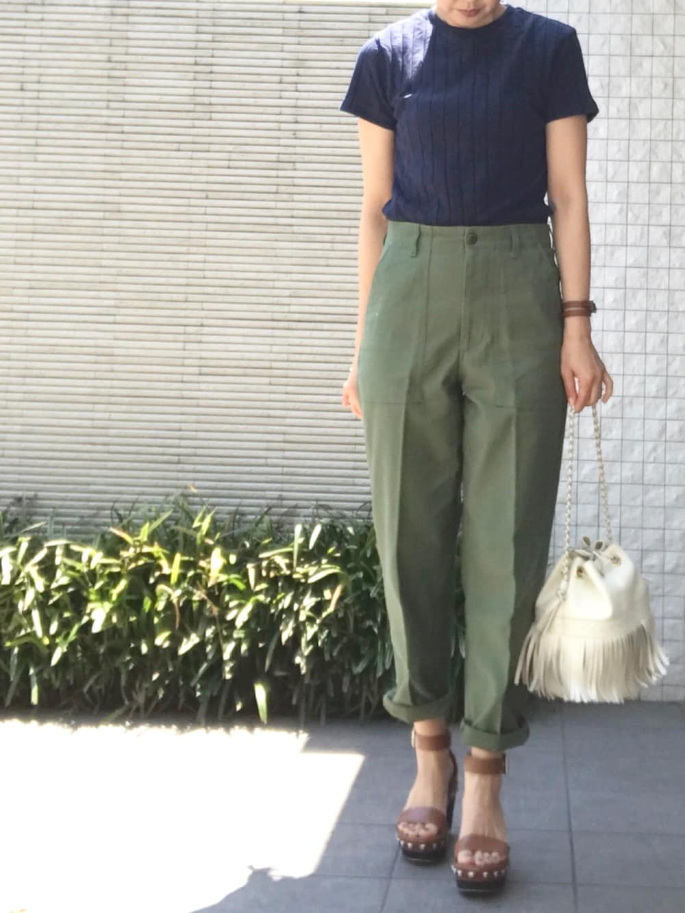 ブルー系のTシャツ/カットソー、グリーン系のその他パンツ、ホワイト系のショルダーバッグを着用したレディースの夏コーディネートの1枚目の写真
