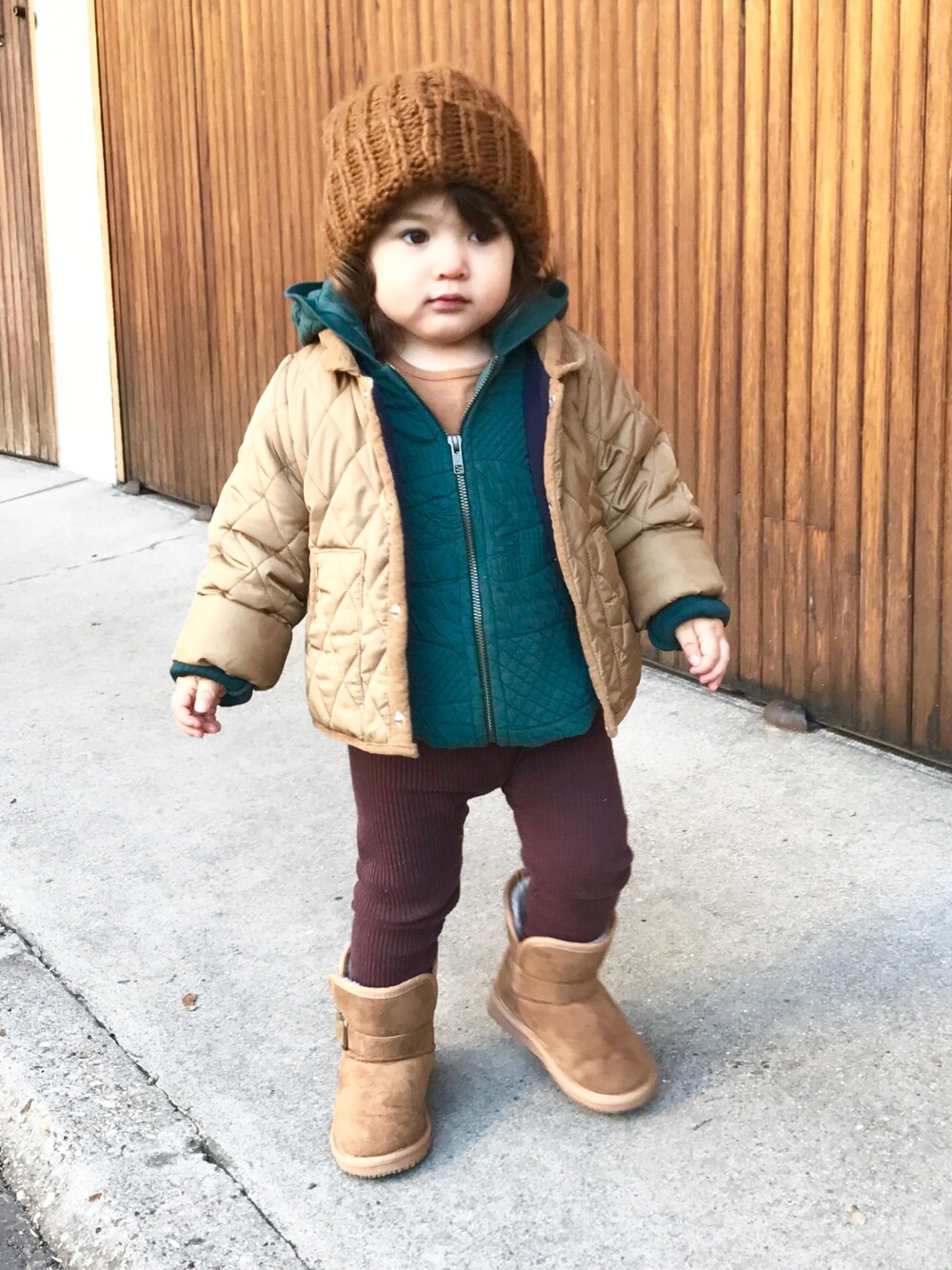「パーカー、グリーン、キャメル、ブラウン、ムートンブーツ、キルティング、ニット帽」｜「BOBO CHOSESのアイテム（パーカー、グリーン系）」を使った、Lilyさん（キッズ・80cm）の冬コーディネートの1枚目の写真