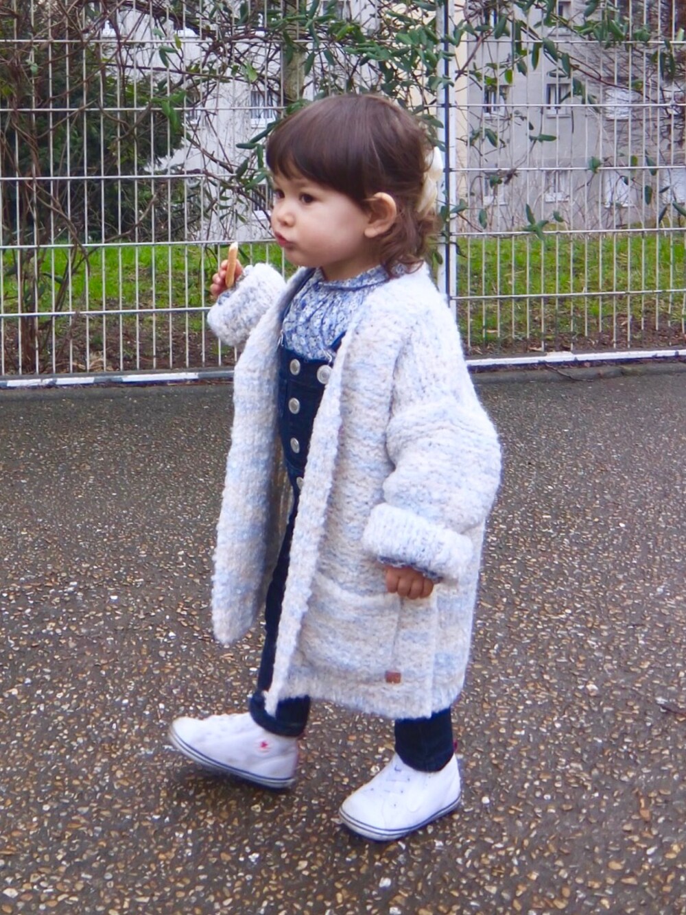 「キャラメル、caramelbaby&child、carrementbeau、DENIM DUNGAREE、サロペット、converse、コンバース、花柄ブラウス、Flower pattern、blouse」｜「☆のアイテム（その他、その他）」を使った、Lilyさん（キッズ・80cm）の冬コーディネートの1枚目の写真