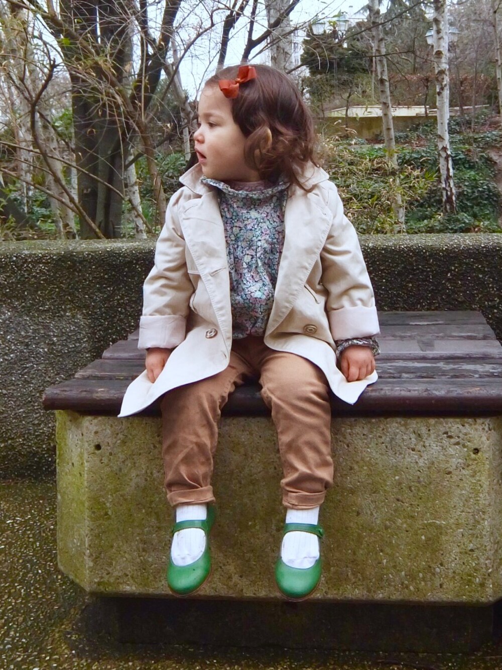 「caramelbaby&child、BONTON、ボントン、キャラメル、Flower pattern、バレーシューズ、mary jane、ballet shoes、trench coat、トレンチコート」｜「no brandのアイテム（バレッタ/ヘアクリップ、ブラウン系）」を使った、Lilyさん（キッズ・80cm）の春コーディネートの1枚目の写真