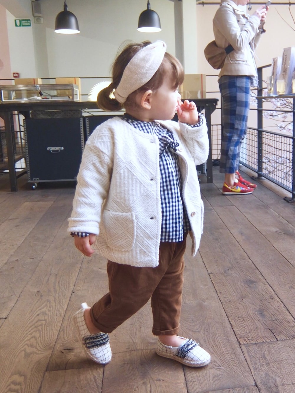 「ESPADRILLE、headband、Gingham Check、ZARA KIDS、ギンガムチェック、ブラウス、タックパンツ、エスパドリーユ、ヘアバンド」｜「☆のアイテム（その他、その他）」を使った、Lilyさん（キッズ・80cm）の春コーディネートの1枚目の写真