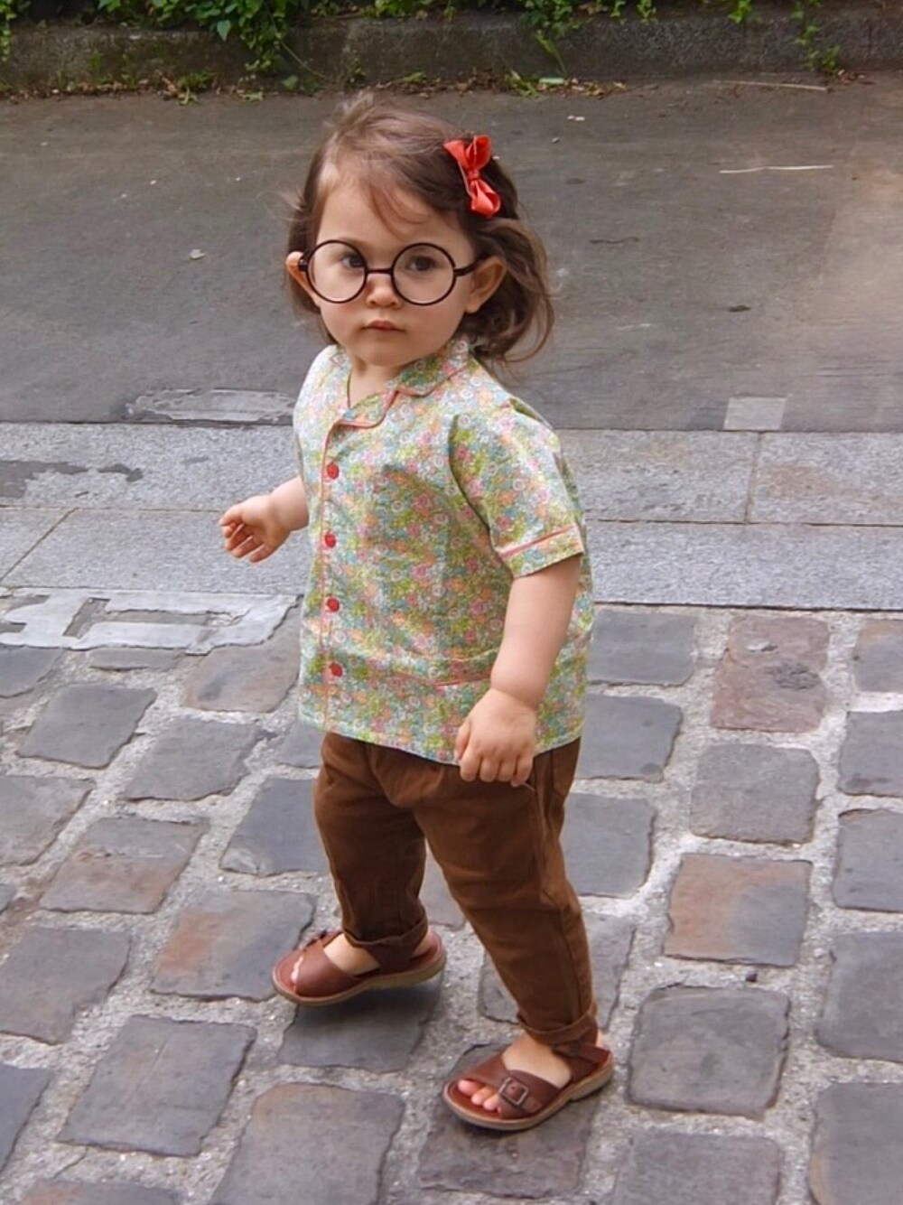 「キャラメル、caramelbaby&child、loose pants、glasses、丸メガネ、タックパンツ、キャメル、camel、LIBERTY、リバティ」｜「☆のアイテム（その他、その他）」を使った、Lilyさん（キッズ・90cm）の夏コーディネートの1枚目の写真
