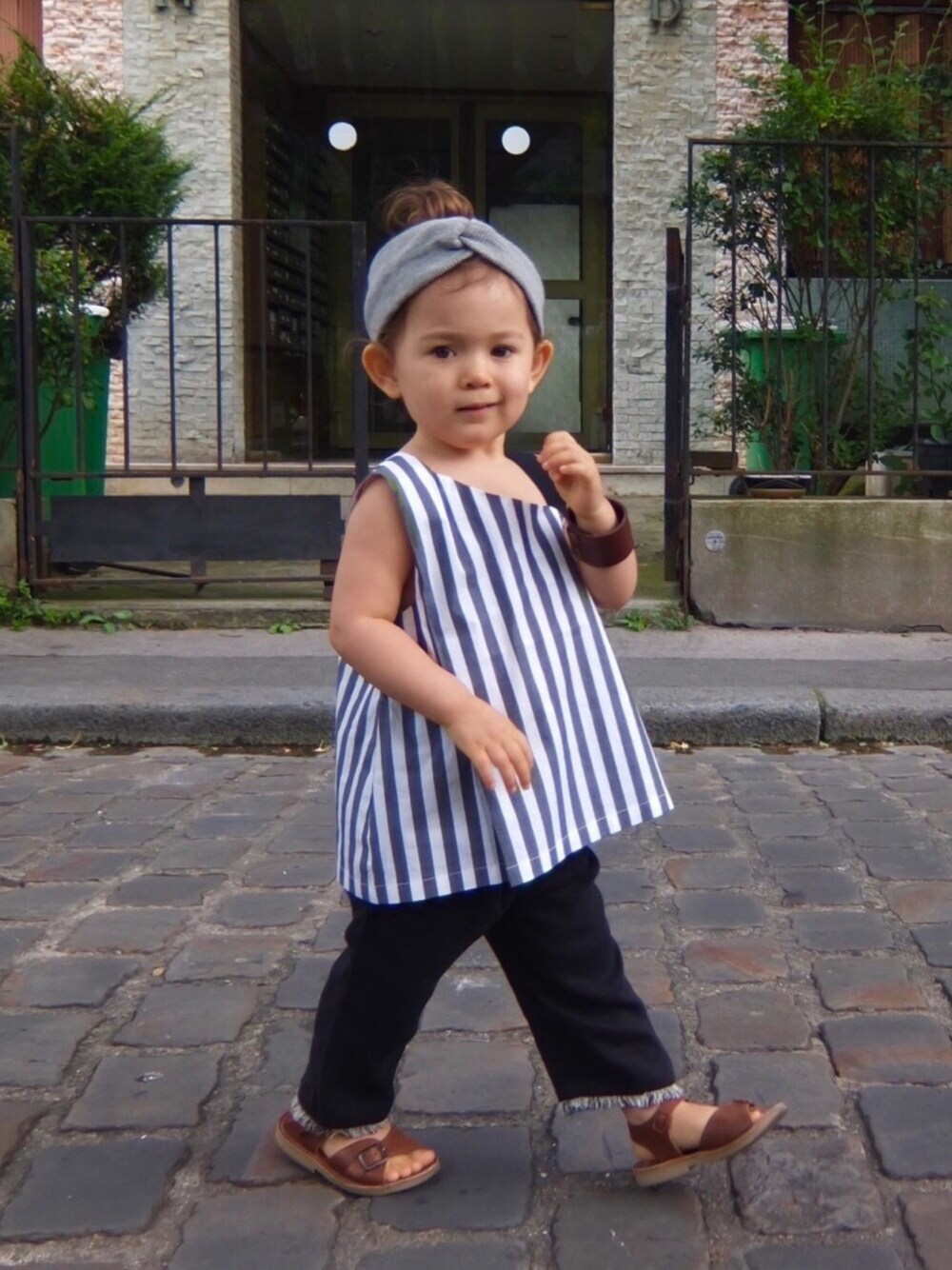 「striped、oneshoulder、ストライプ、ワンショルダー、Wide Pants、ワイドパンツ、モノトーン、ザラキッズ、ZARA KIDS、motoreta」｜「motoretaのアイテム（トップス、グレー系）」を使った、Lilyさん（キッズ・90cm）の夏コーディネートの1枚目の写真