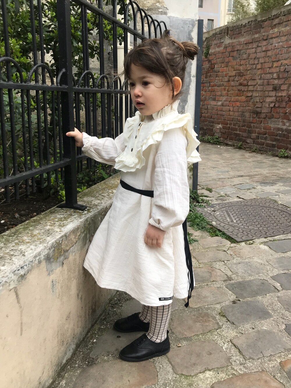 「little creative factory、tinycottons、タイニーコットンズ、リトルクリエイティヴファクトリー、つけ襟、フリル、モノトーン、ホワイト」｜「little creative factoryのアイテム（ファッション雑貨、ホワイト系）」を使った、Lilyさん（キッズ・90cm）の春コーディネートの1枚目の写真