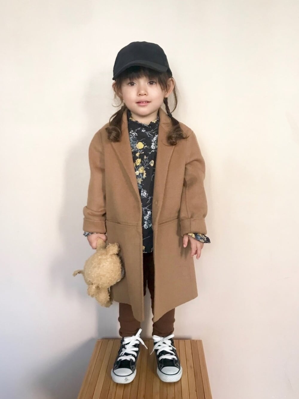 「スリコ、bonpoint、converse、コーデュロイキャップ、ハイネックブラウス、ブラウンコーデ、ZARA KIDS、花柄、メンズライク、スポーティ」｜「☆のアイテム（その他、その他）」を使った、Lilyさん（キッズ・100cm）の秋コーディネートの1枚目の写真